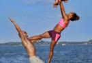 国外夫妇带8月大女儿做瑜伽 秀惊人平衡术