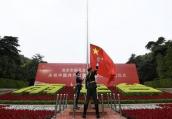 南京雨花台举行升旗仪式，市民一家三代自发前来观看